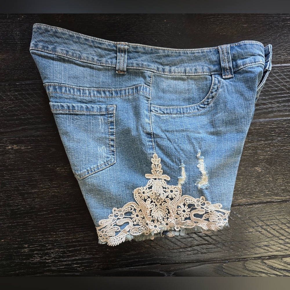 VENUS - LACE JEAN SHORTS WITH STRETCH Size 10 - Picture 3 of 5